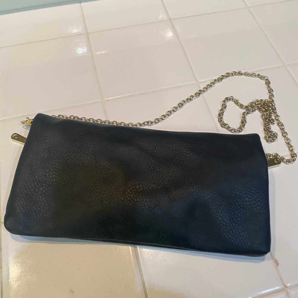 ❤️❤️Black fold over bag.  Shoulder chain can be removed to make it a clutch.